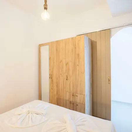 Nautilus Sea View 6 *